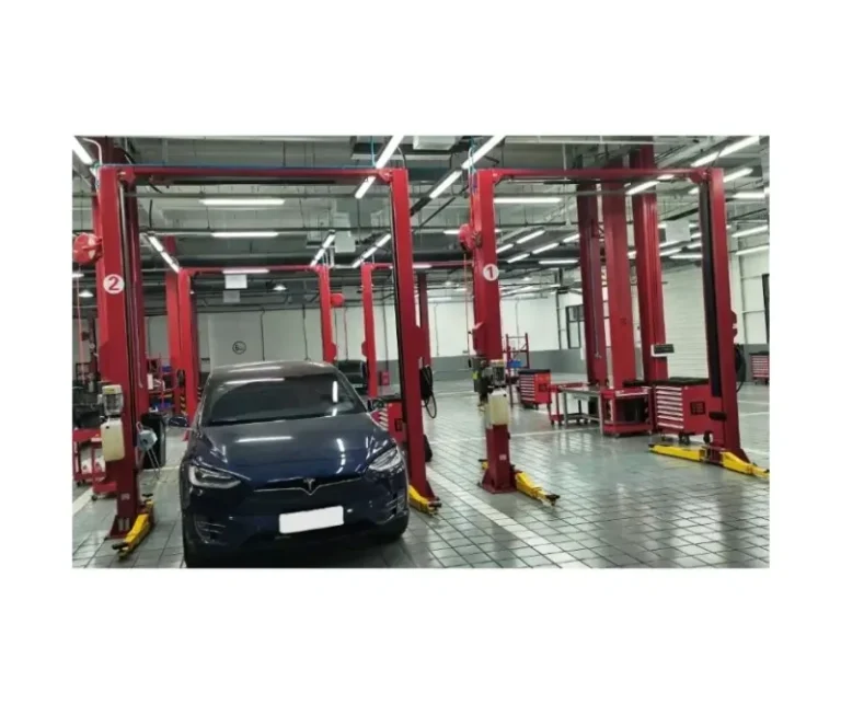 Autohuolto Harjavallassa - asiakas sopii korjauksista puhelimessa ja avaimet tiskillä