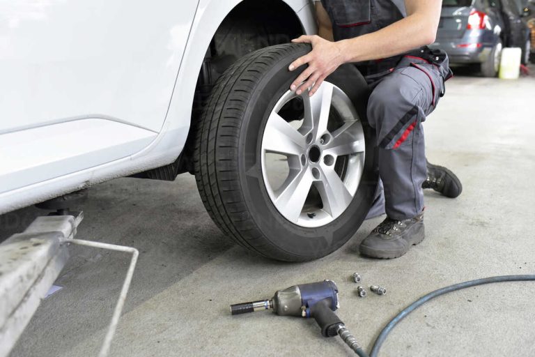 Auton alustasta kuuluu kolinaa – auton alusta tarkastuksessa nosturilla