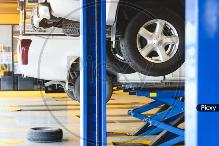 Määräaikaishuolto kaikille automerkeille ja huoltokirja valmiina seurantaa varten