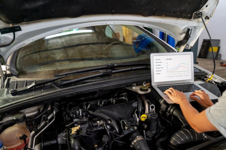 Autohuolto Harjavallassa - huoltoaika kalenterissa ja auton avaimet